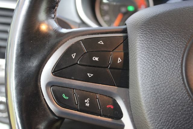 Used 2019 Jeep Cherokee Overland w/ Technology Group AWD/4WD image 14