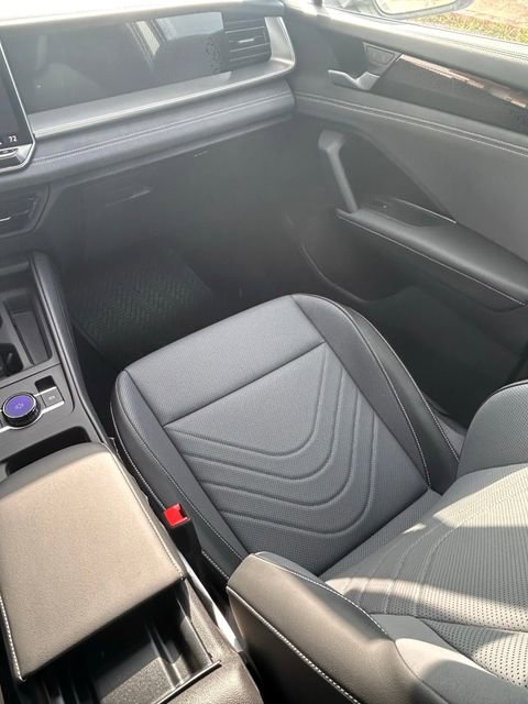New 2026 Volkswagen Tiguan SE R-Line FWD image 12