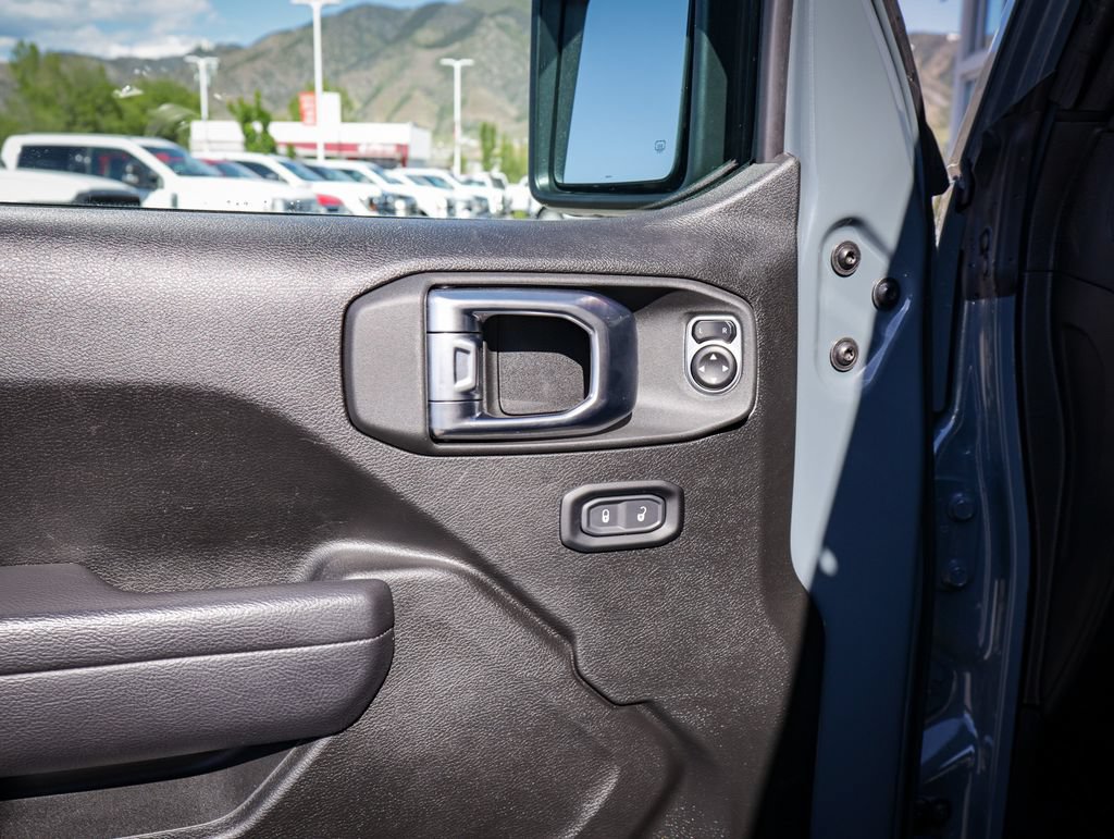 Used 2025 Jeep Wrangler Unlimited Rubicon AWD/4WD image 16