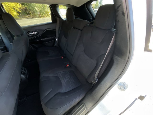 Used 2020 Jeep Cherokee Latitude w/ Cold Weather Group AWD/4WD image 23