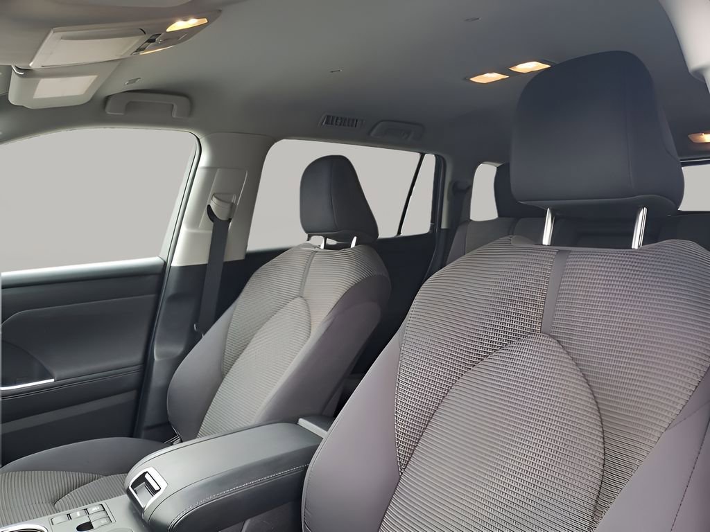 Used 2025 Toyota Highlander LE image 31