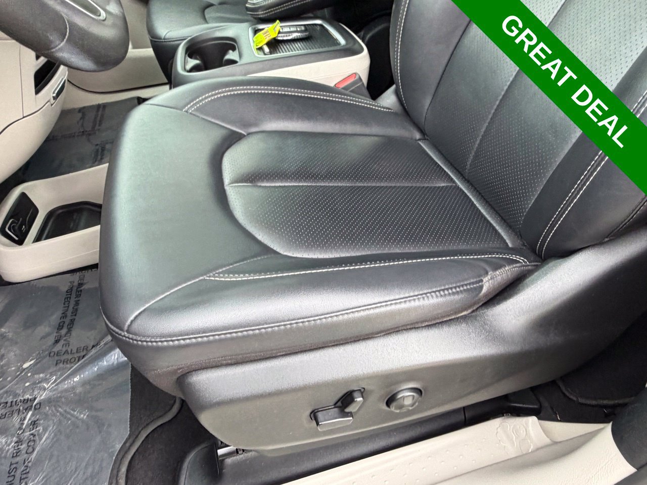 Used 2024 Chrysler Pacifica Touring-L FWD image 31