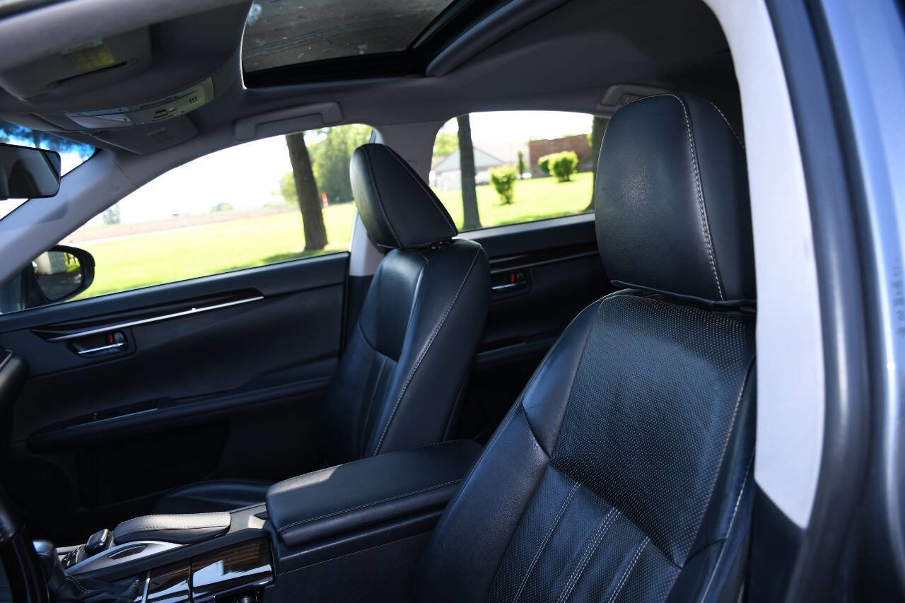 Used 2017 Lexus ES 300h w/ Luxury Package FWD image 12