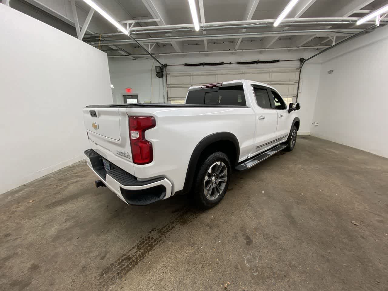 Used 2024 Chevrolet Silverado 1500 High Country w/ Technology Package AWD/4WD image 6