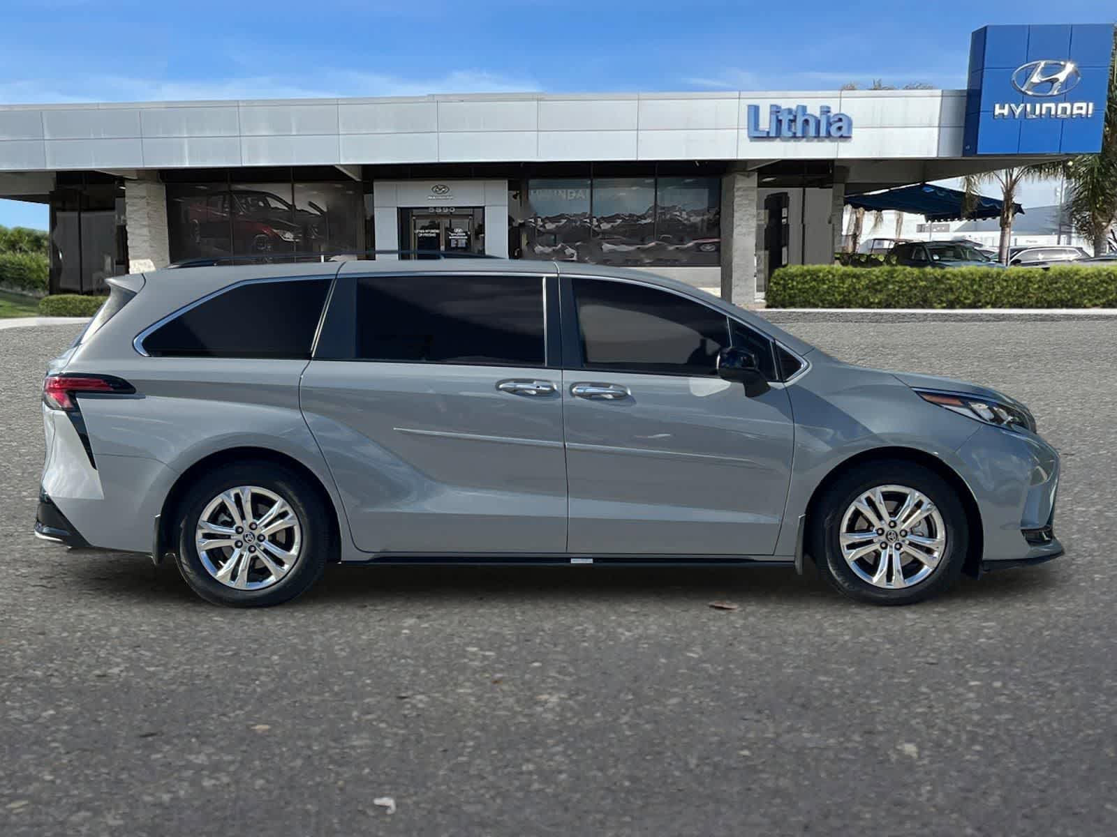 Used 2023 Toyota Sienna XSE w/ XSE Plus Package AWD/4WD image 9