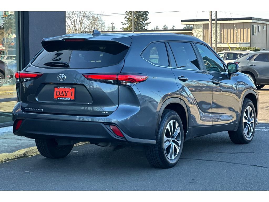 Used 2023 Toyota Highlander XLE image 5