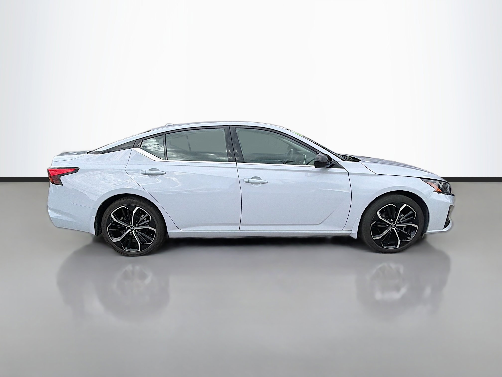 Used 2024 Nissan Altima 2.5 SR image 2