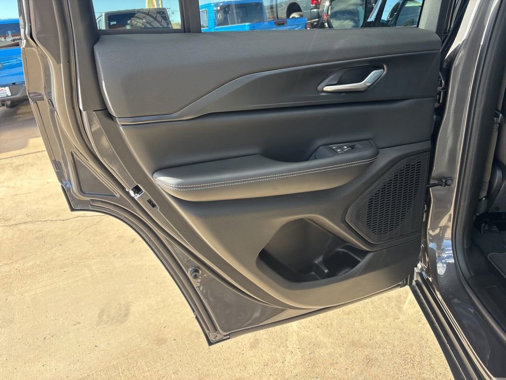 New 2025 Jeep Grand Cherokee Altitude image 17