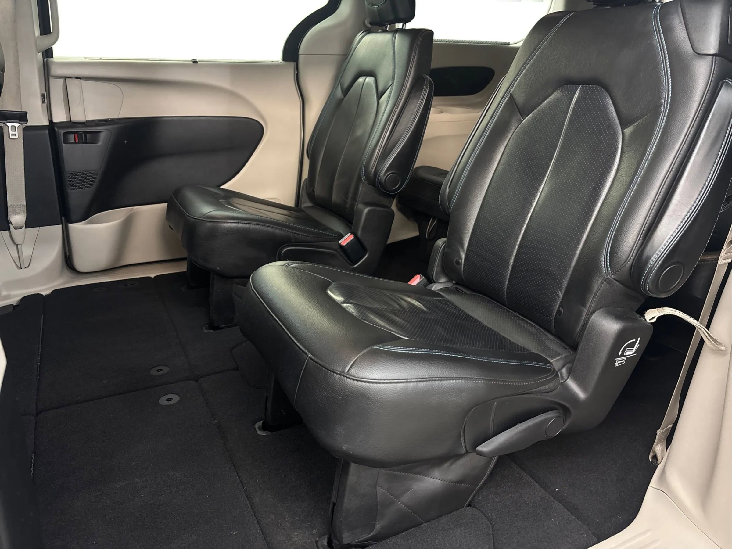 Used 2021 Chrysler Pacifica Touring-L image 11