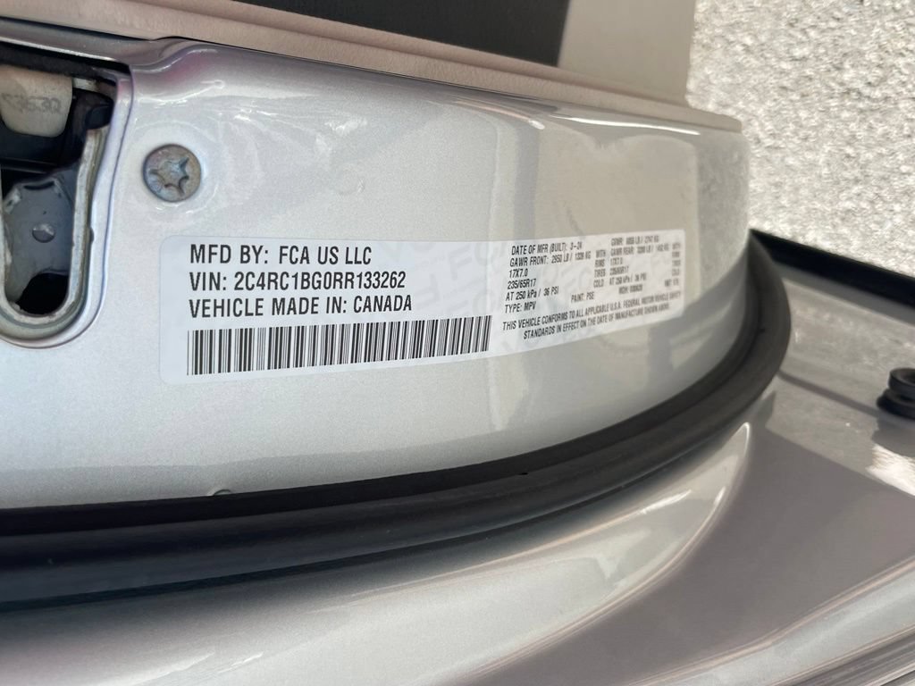 Used 2024 Chrysler Pacifica Touring-L FWD image 32
