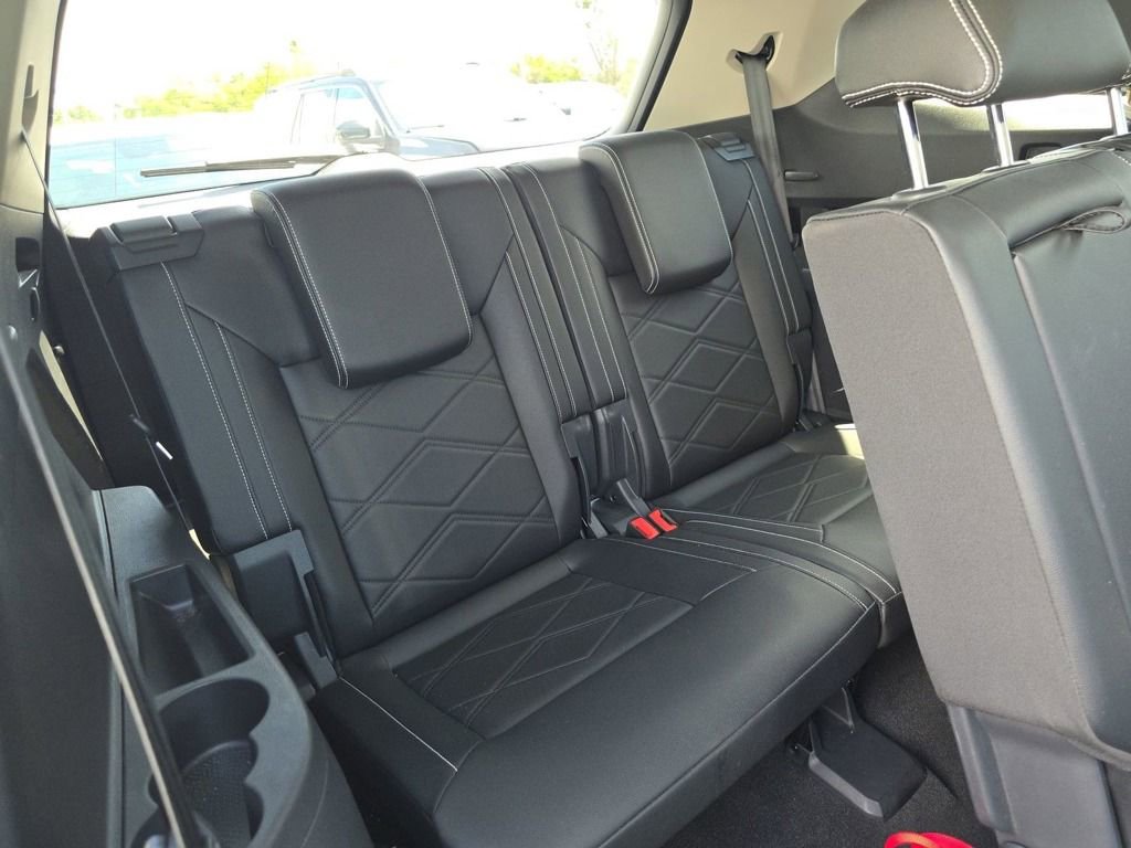 Used 2025 Volkswagen Atlas SE FWD image 14