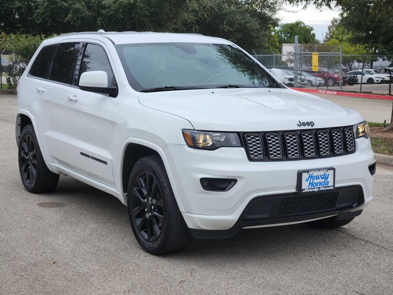 Used 2018 Jeep Grand Cherokee Altitude RWD image 3