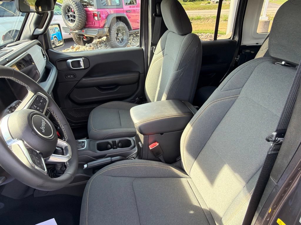 Used 2025 Jeep Wrangler Unlimited Sahara AWD/4WD image 18