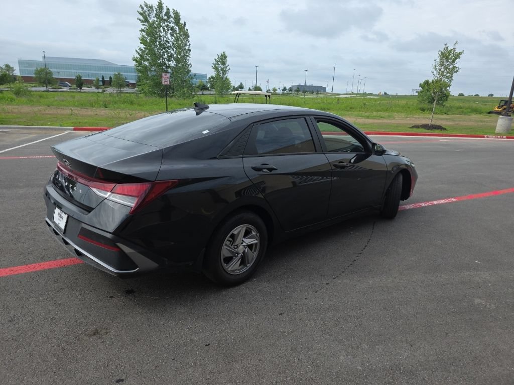 Used 2024 Hyundai Elantra SE FWD image 5
