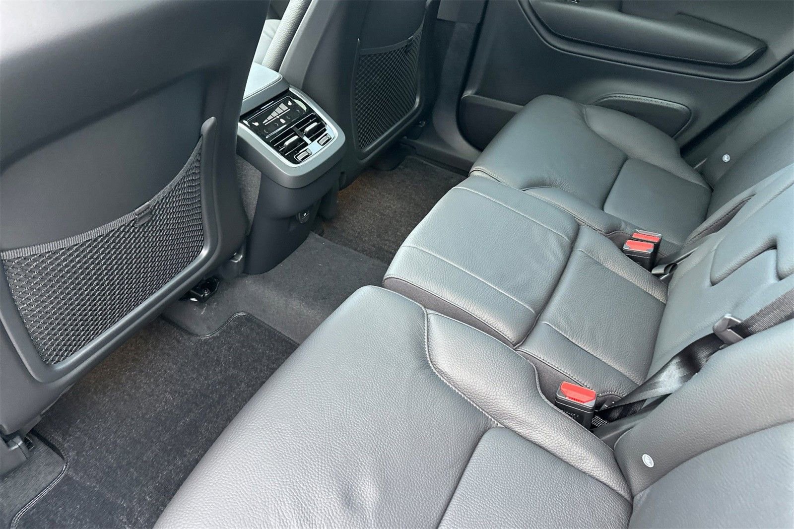 Certified 2025 Volvo XC90 B6 Plus w/ Protection Package Premier AWD/4WD image 5