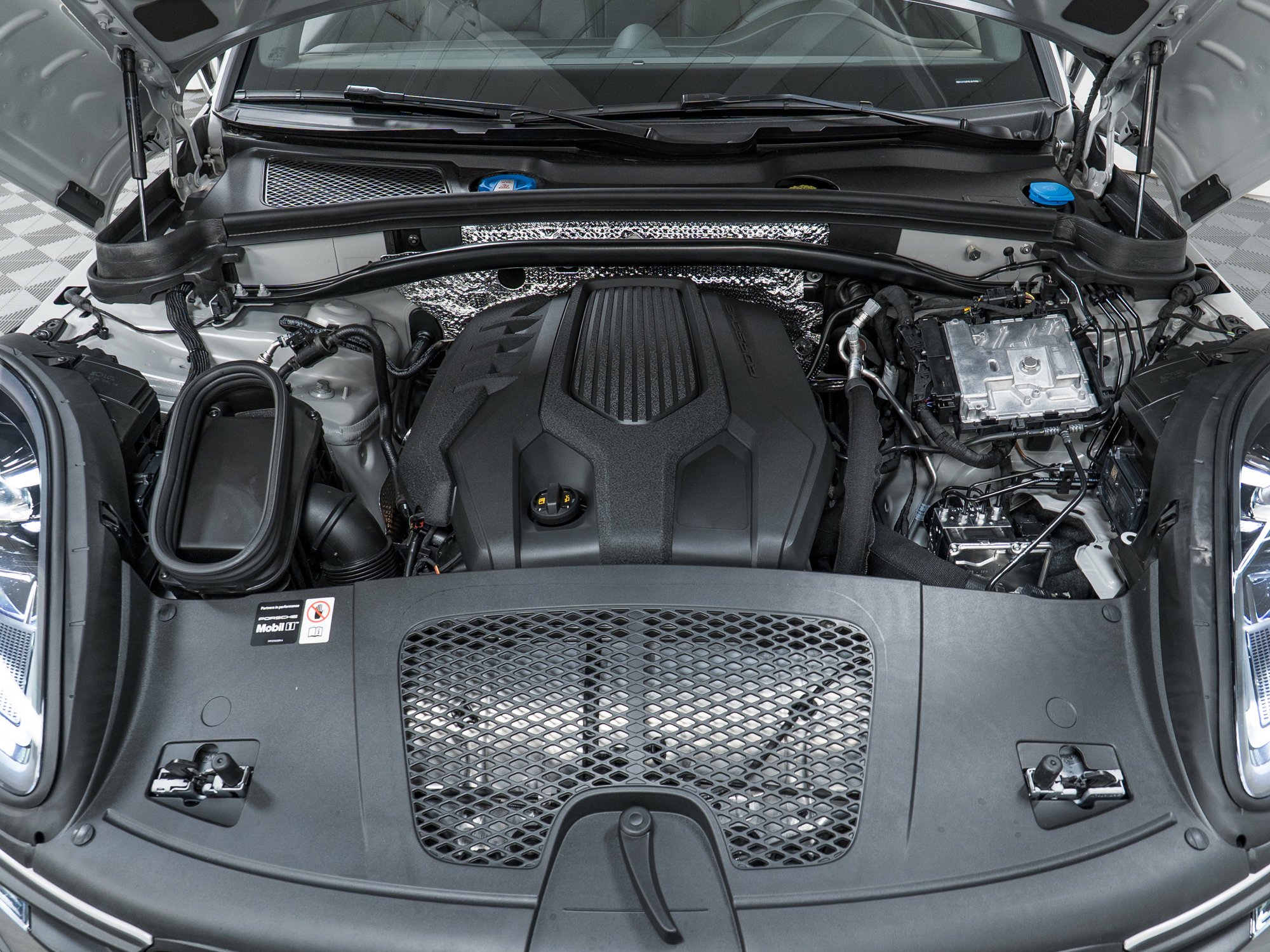 New 2025 Porsche Macan Turbo image 12