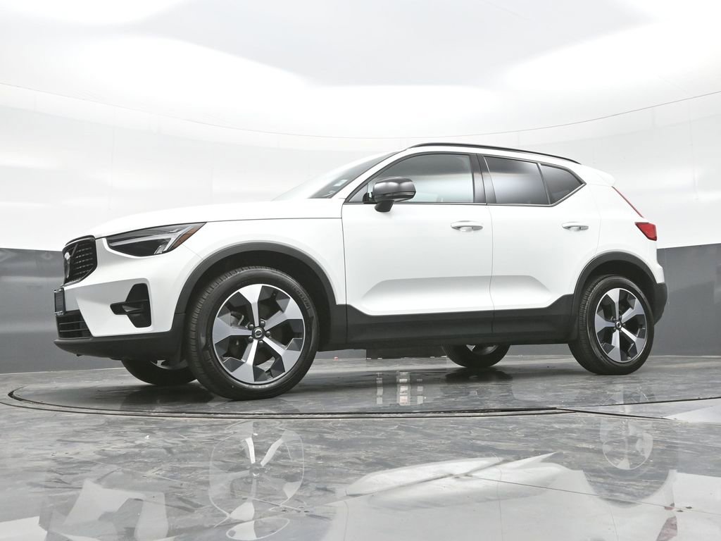 Used 2023 Volvo XC40 B5 Plus w/ Climate Package image 16