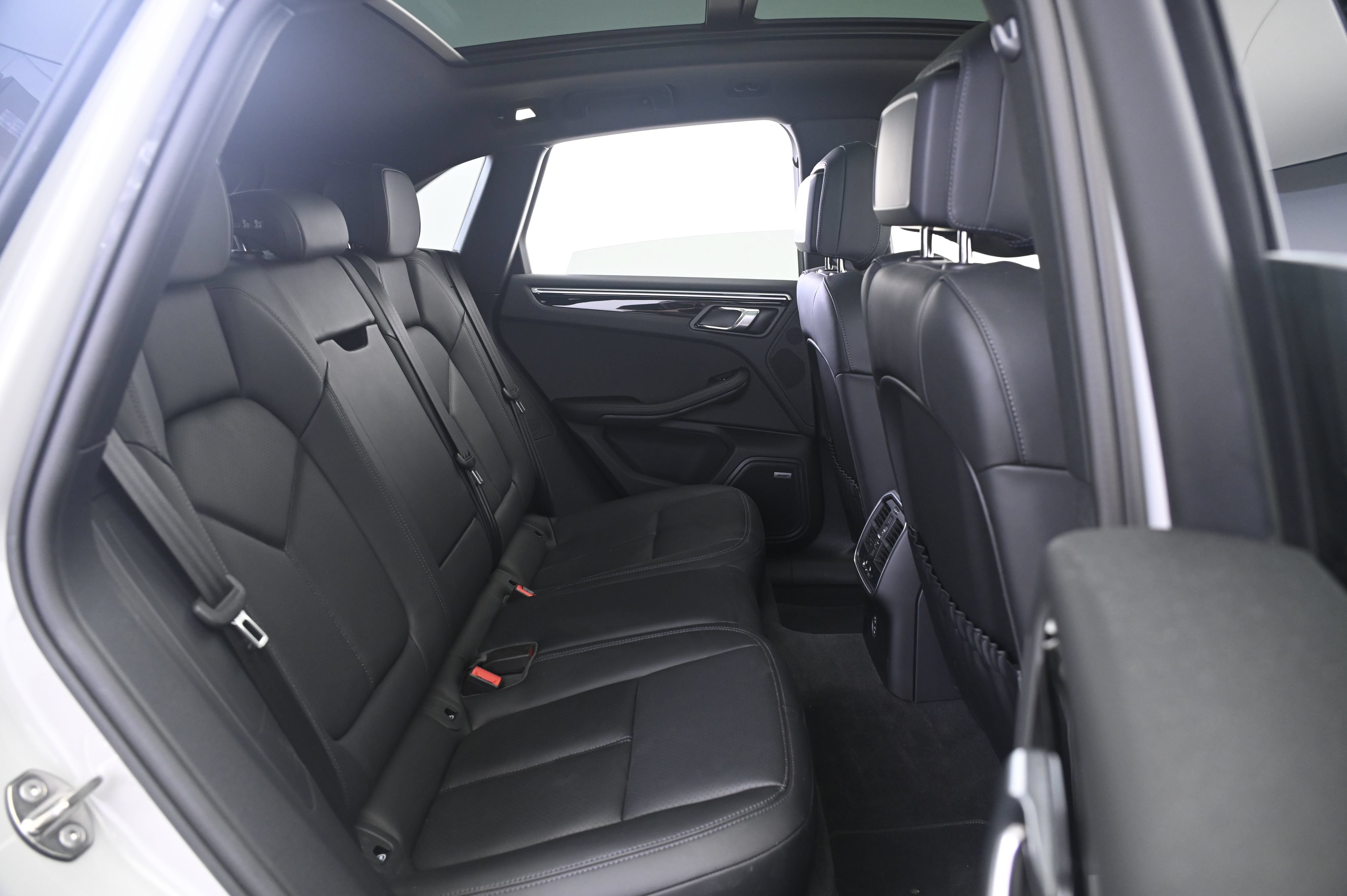Certified 2023 Porsche Macan AWD/4WD image 18