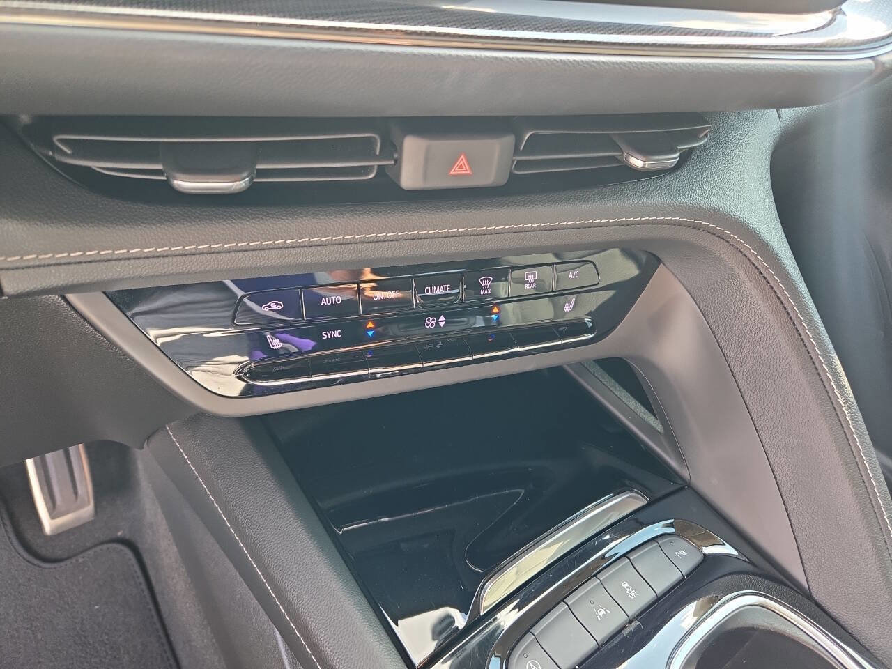 Used 2023 Buick Envision Preferred image 38