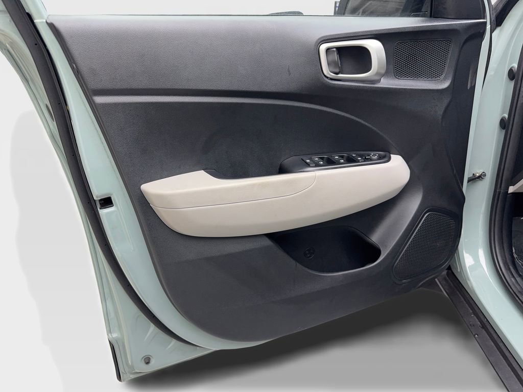 Used 2025 Hyundai Venue SEL image 28