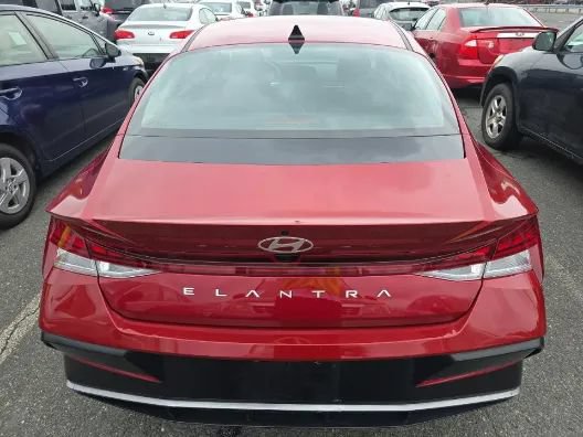 Used 2025 Hyundai Elantra SEL FWD image 5