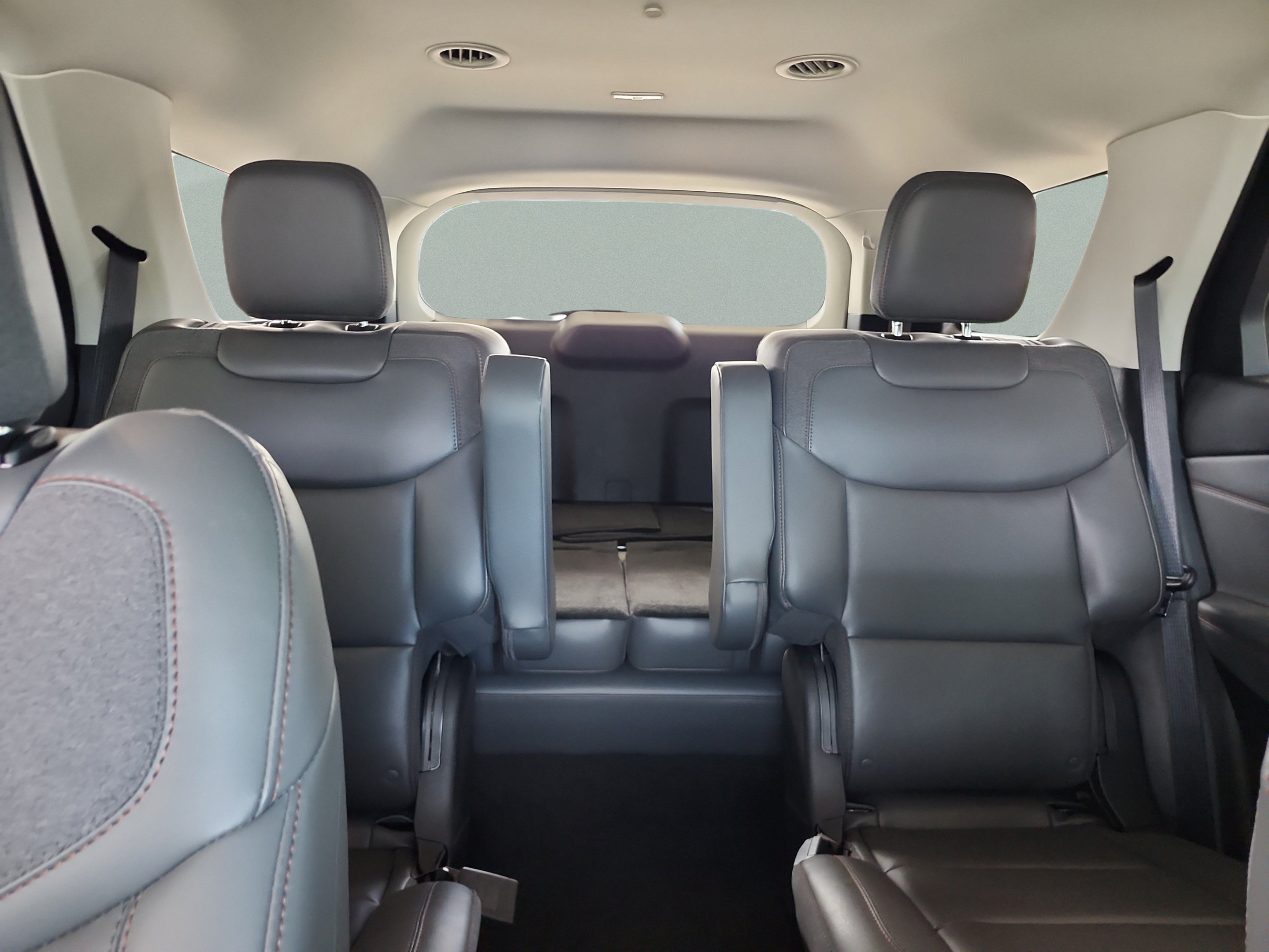 Certified 2025 Ford Explorer Active w/ Active Comfort Package RWD image 18