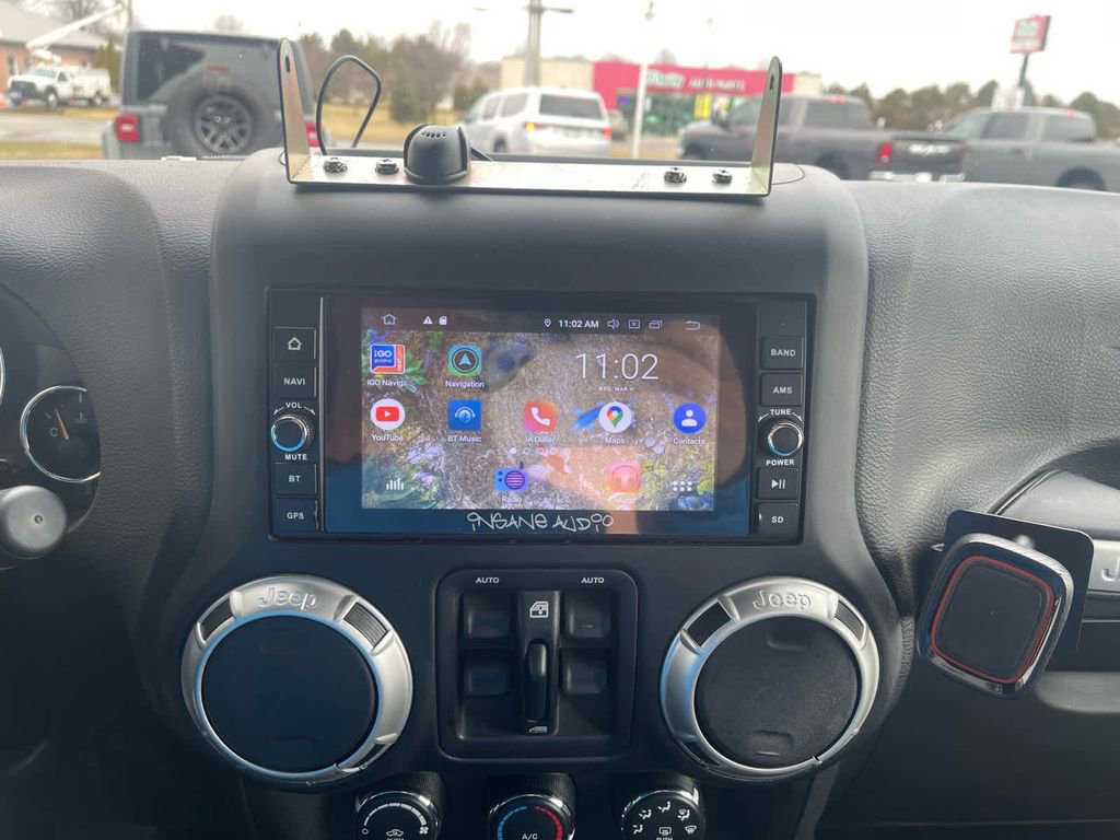 Used 2018 Jeep Wrangler Unlimited Sahara w/ Connectivity Group AWD/4WD image 23