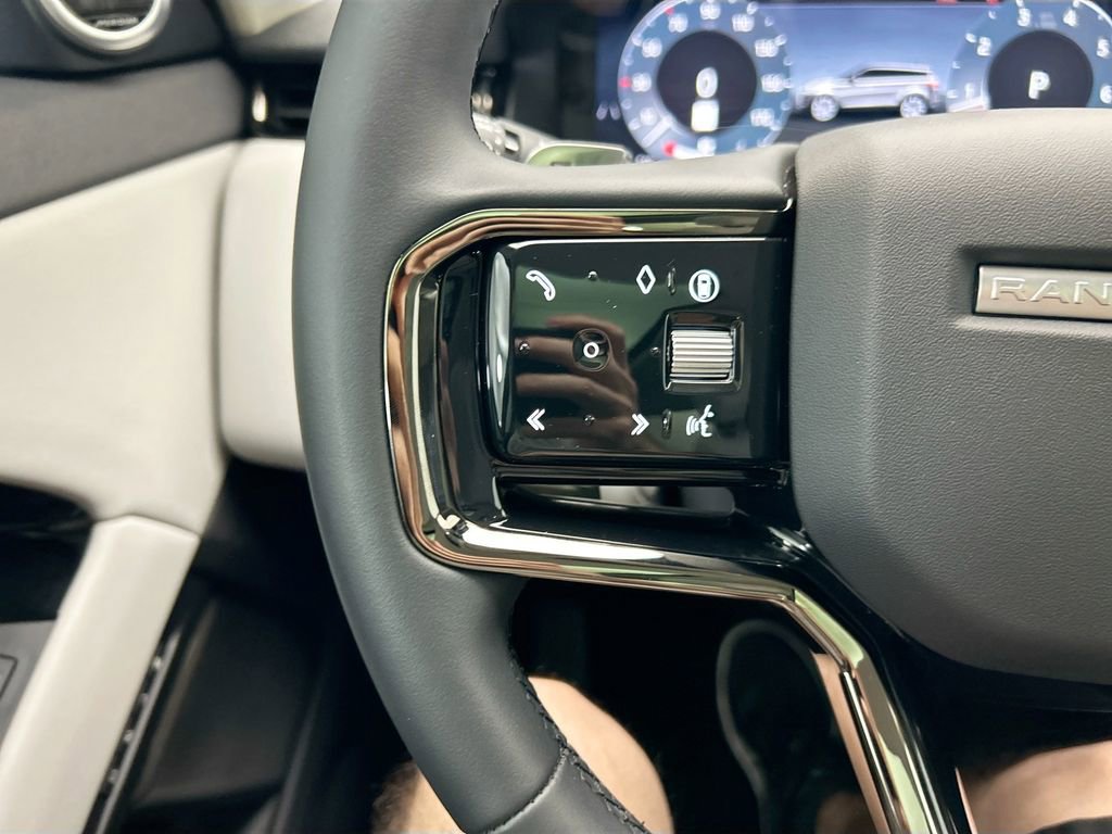 Used 2025 Land Rover Range Rover Evoque S image 11