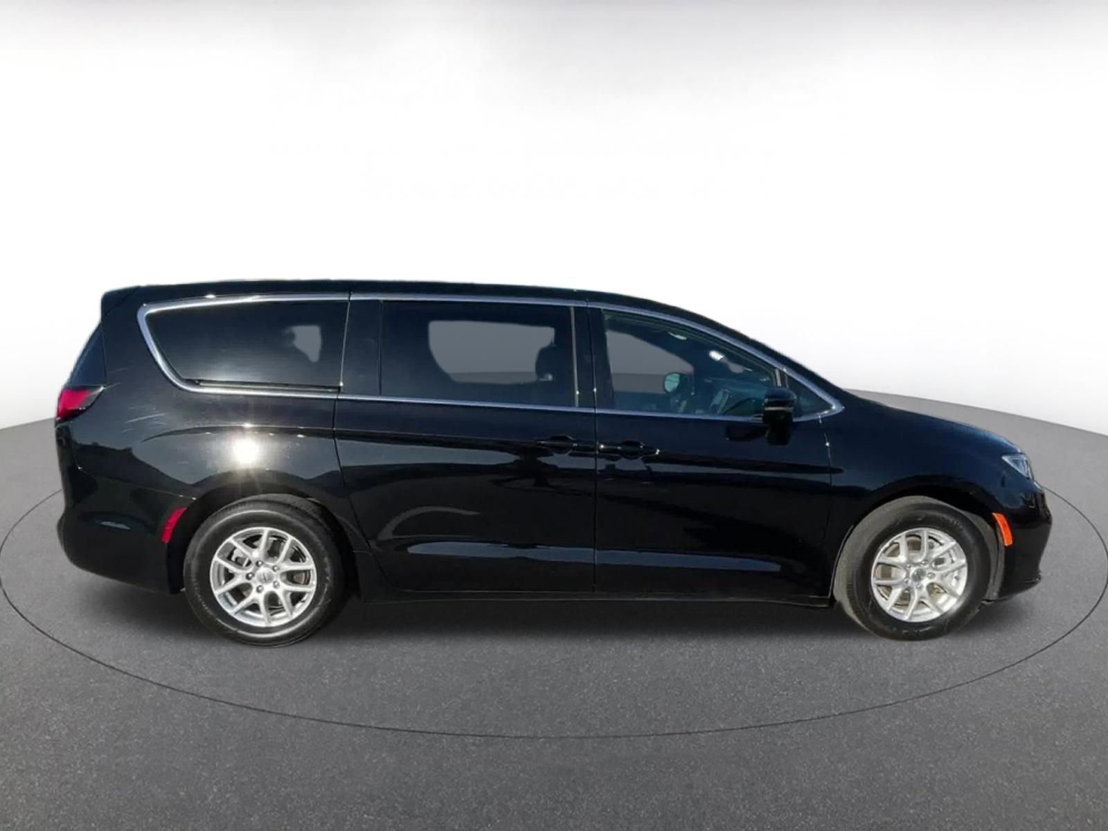 Used 2025 Chrysler Pacifica Select image 15