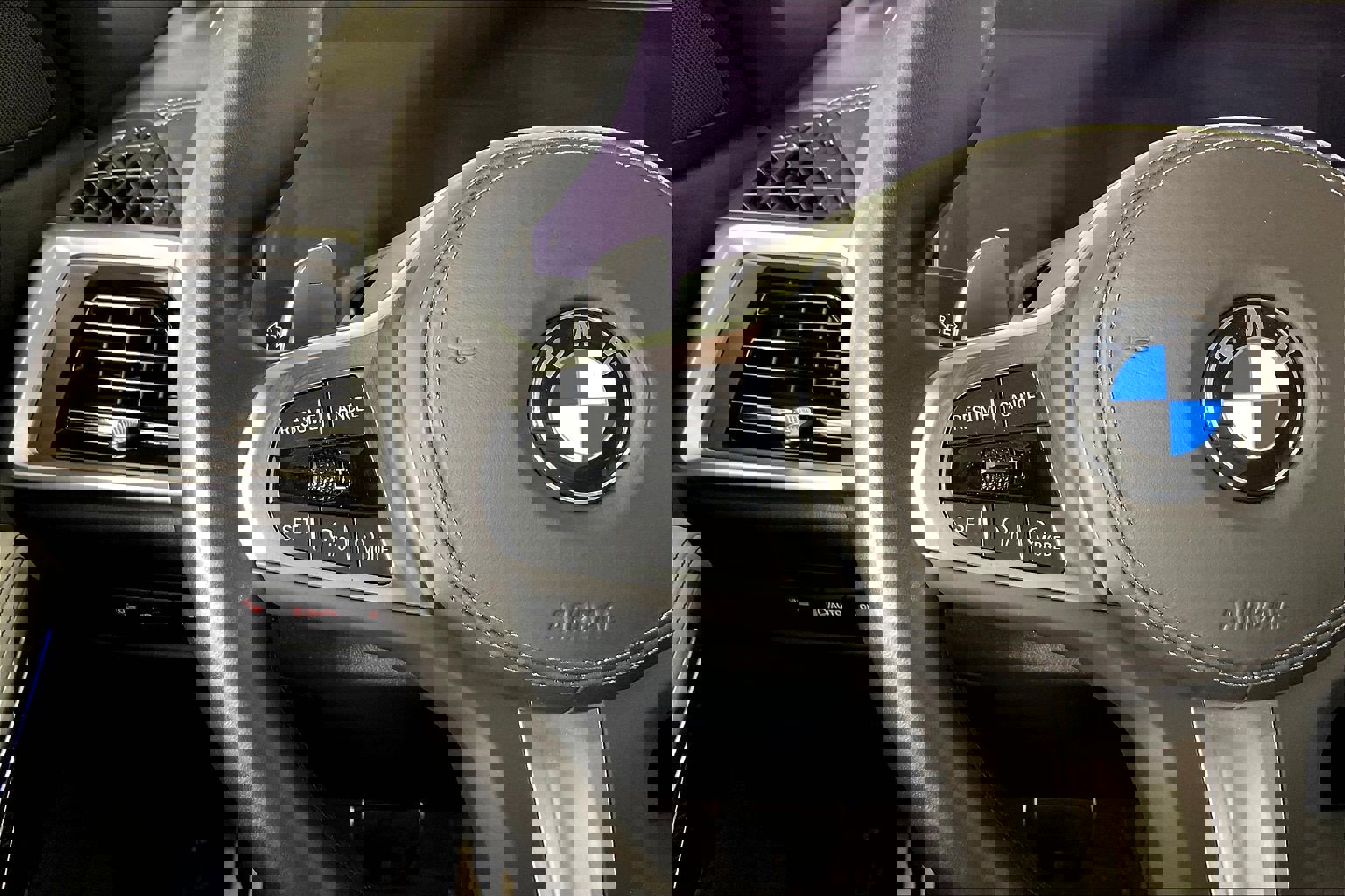 Certified 2024 BMW X6 xDrive40i w/ M Sport Professional Package image 18