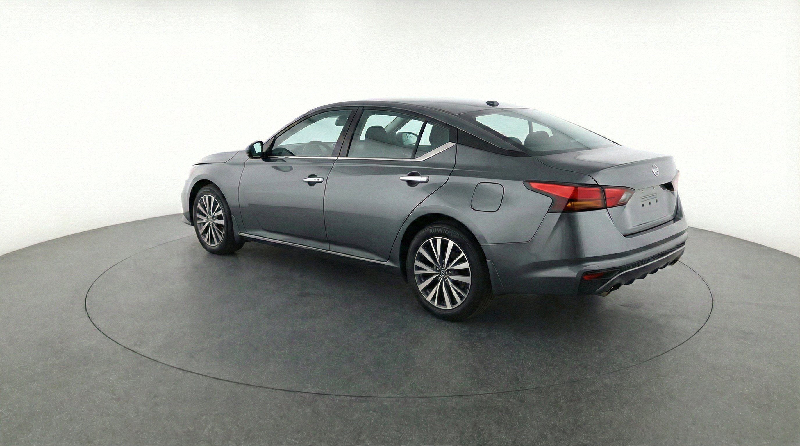 Used 2025 Nissan Altima 2.5 SV FWD image 6