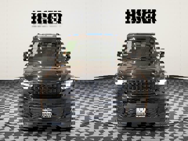 Used 2023 Jeep Grand Cherokee L Laredo image 3