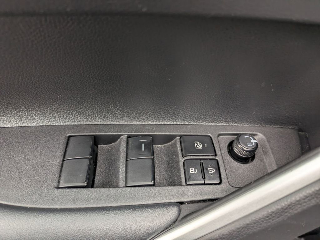 Used 2025 Toyota Corolla Cross LE image 13