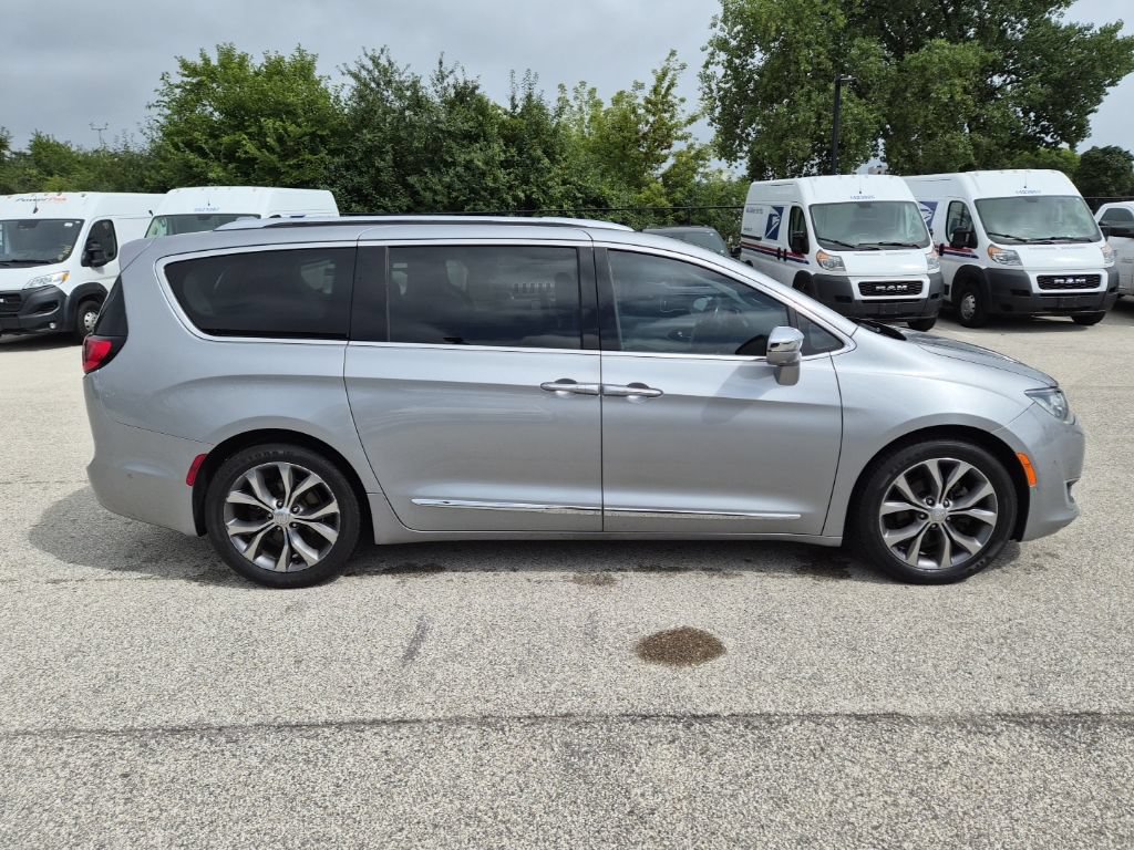 Used 2017 Chrysler Pacifica Limited FWD image 4