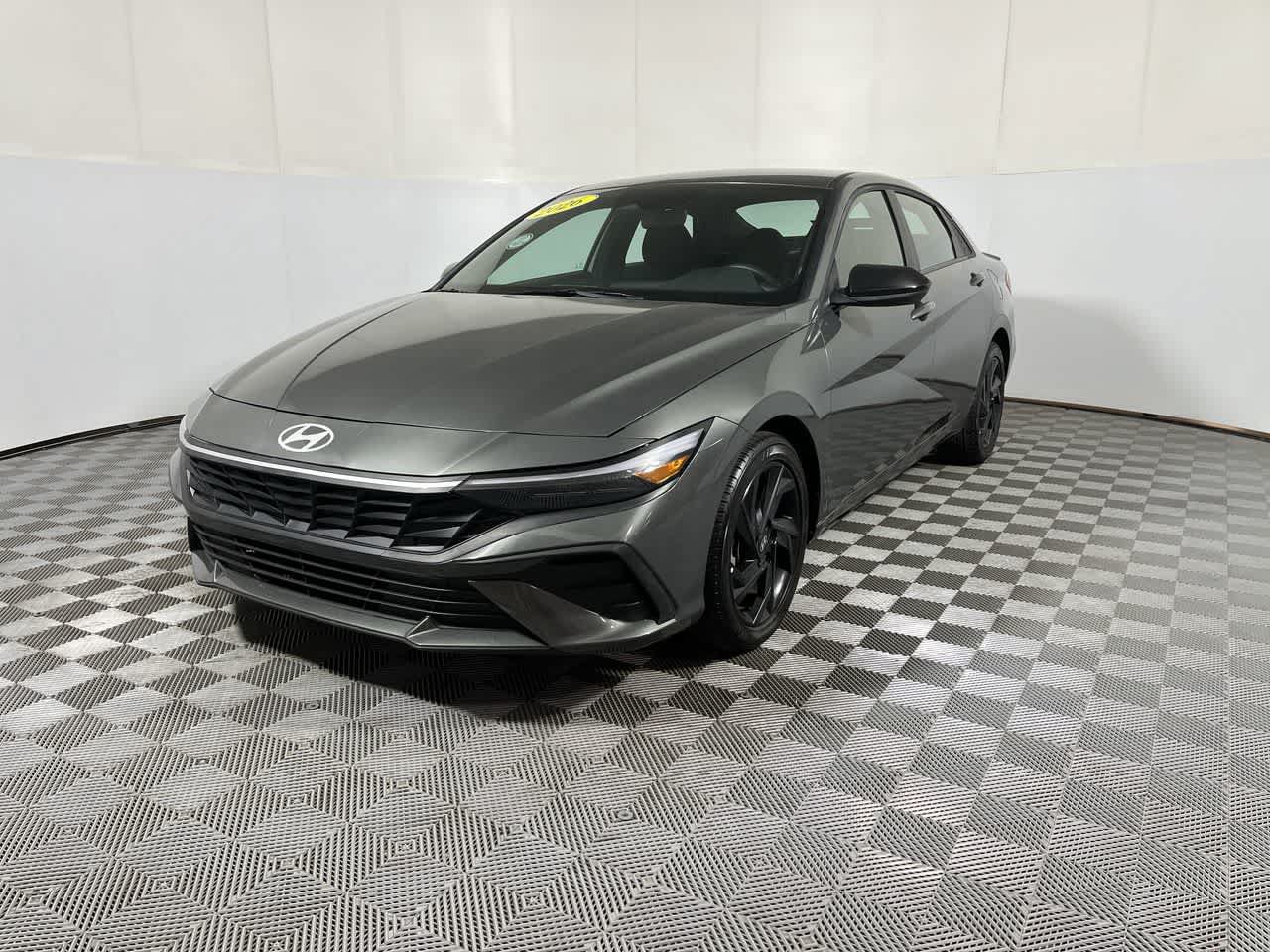Used 2026 Hyundai Elantra Sport FWD image 4