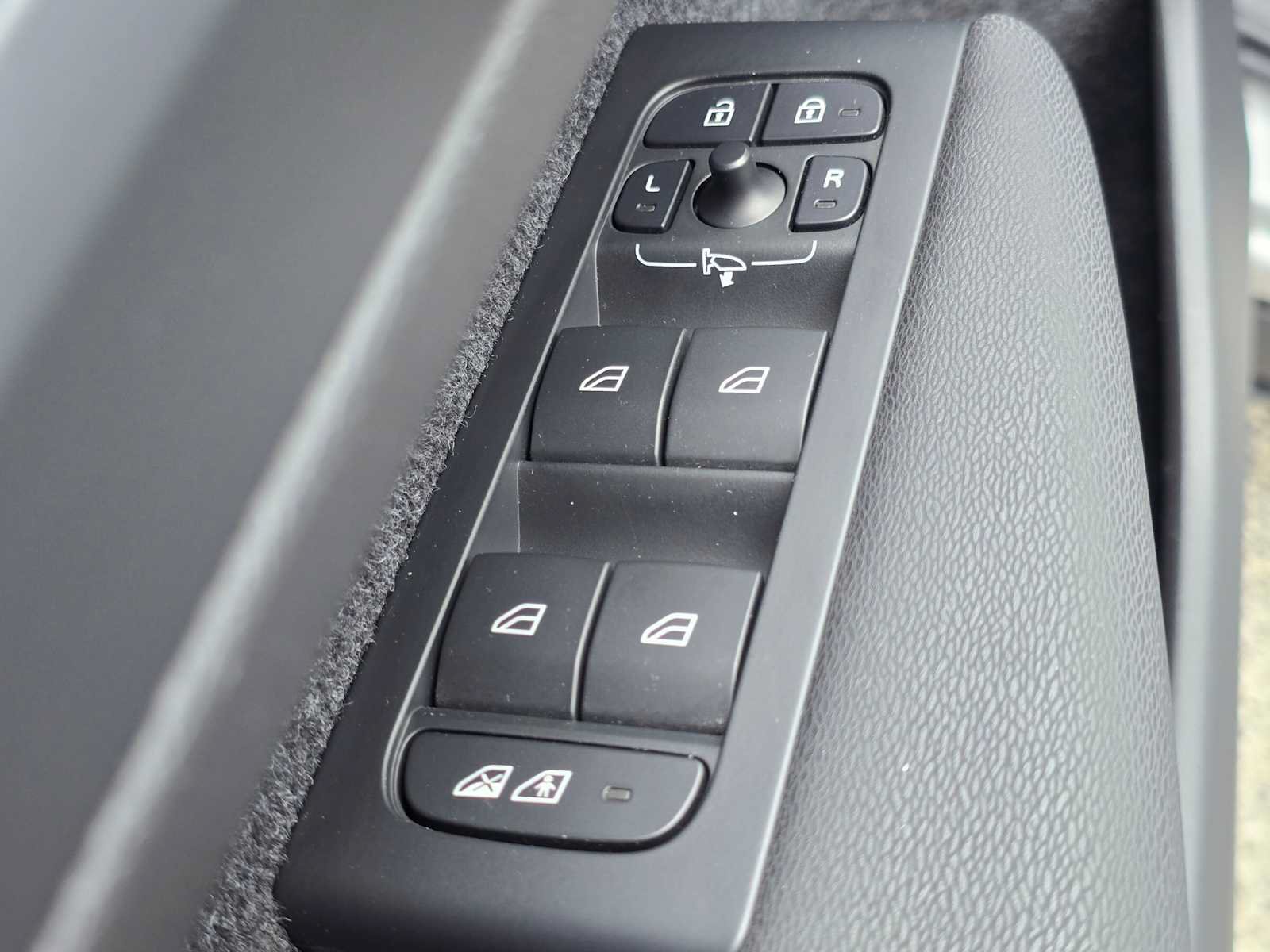 Certified 2023 Volvo C40 P8 Recharge Ultimate w/ Protection Package Premier AWD/4WD image 22