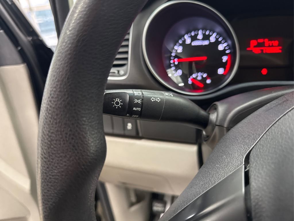 Used 2015 Kia Sedona LX w/ LX Convenience Package image 24