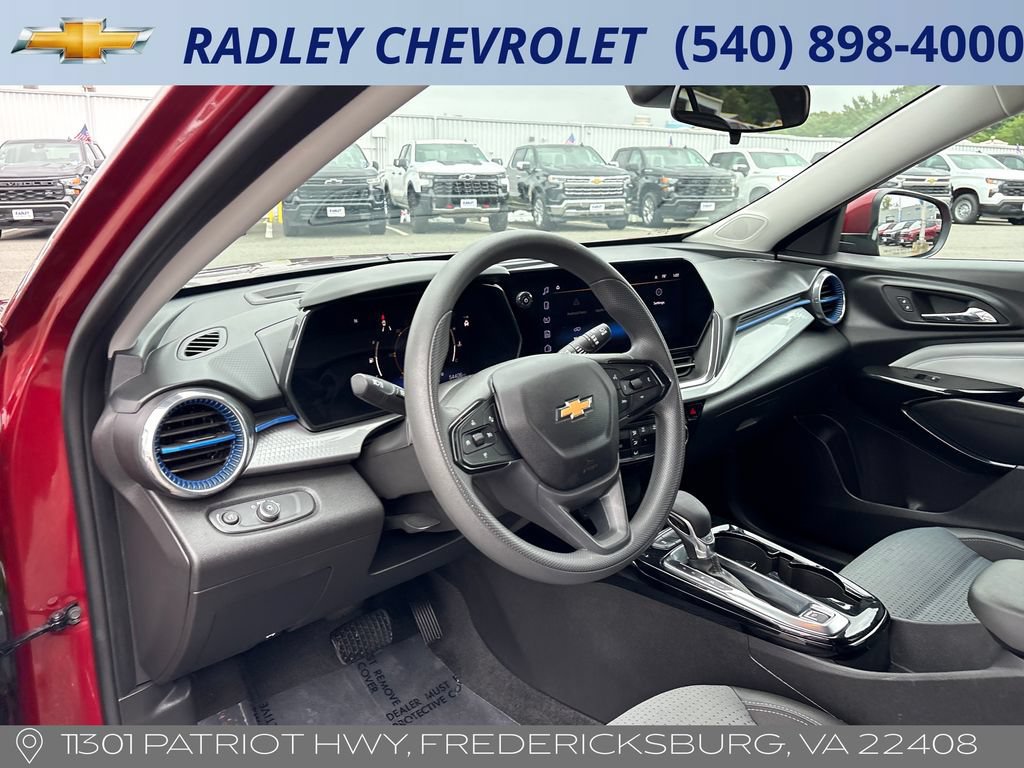 Used 2025 Chevrolet Trax LT FWD image 7