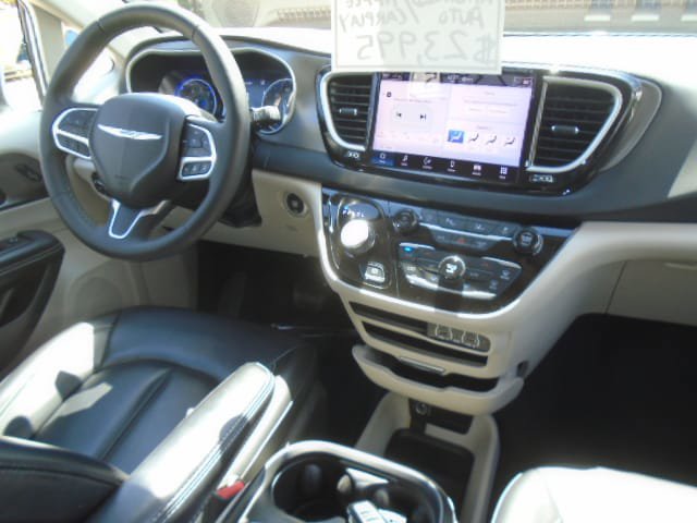 Used 2023 Chrysler Pacifica Touring-L FWD image 13
