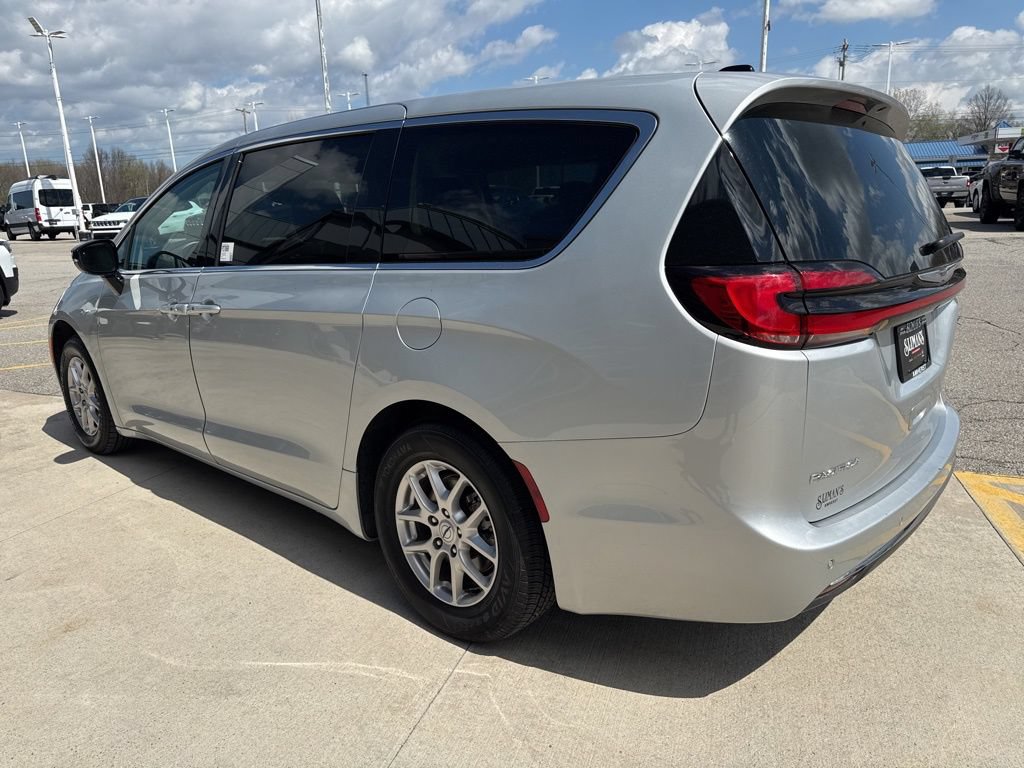 Used 2024 Chrysler Pacifica Touring-L FWD image 8