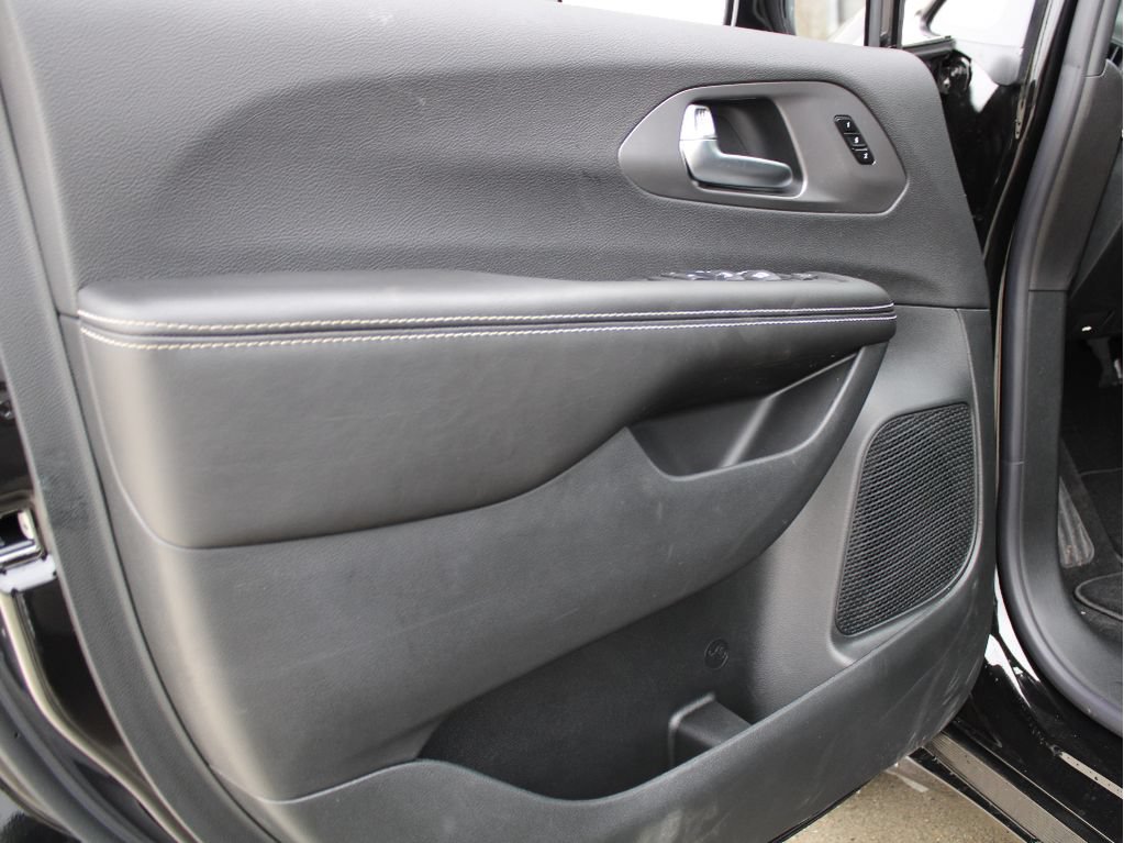 New 2026 Chrysler Pacifica Select AWD/4WD image 9