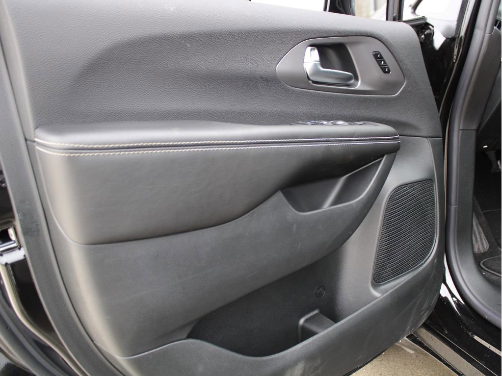 New 2026 Chrysler Pacifica Select image 9