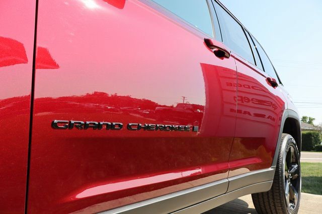 New 2025 Jeep Grand Cherokee Altitude w/ Trailer Tow Package image 7