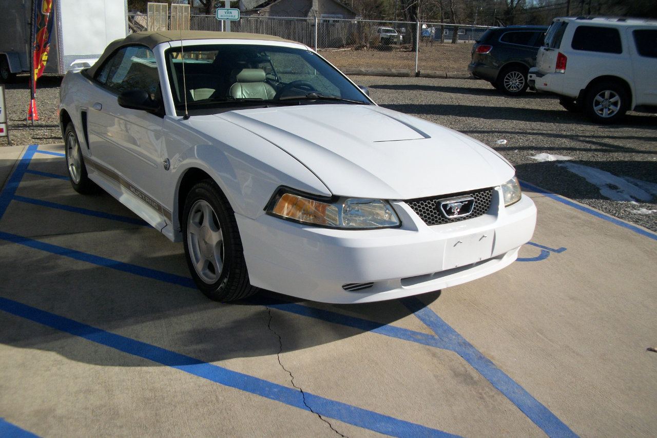 Used 2004 Ford Mustang Deluxe Convertible image 14