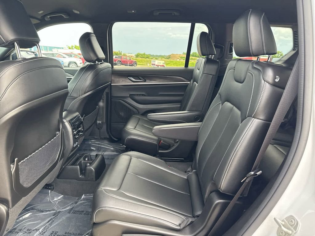 Used 2024 Jeep Grand Cherokee L Limited image 18