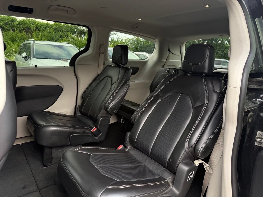 Used 2024 Chrysler Pacifica Touring-L FWD image 8
