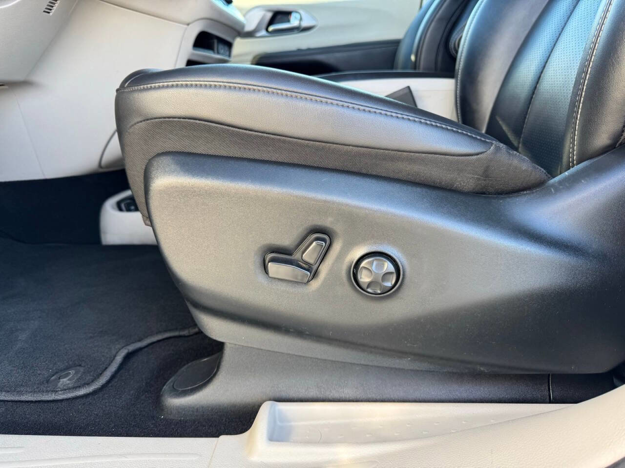 Used 2024 Chrysler Pacifica Limited image 15