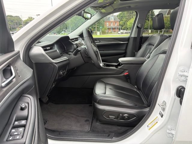 Used 2023 Jeep Grand Cherokee L Limited AWD/4WD image 13