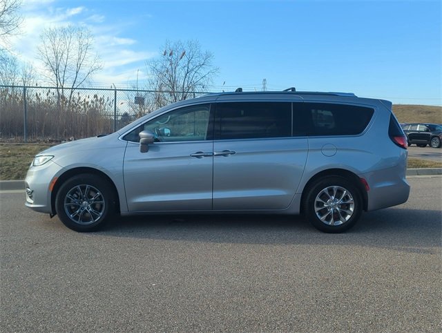 Used 2021 Chrysler Pacifica Touring-L w/ Uconnect Theater Family Group image 6