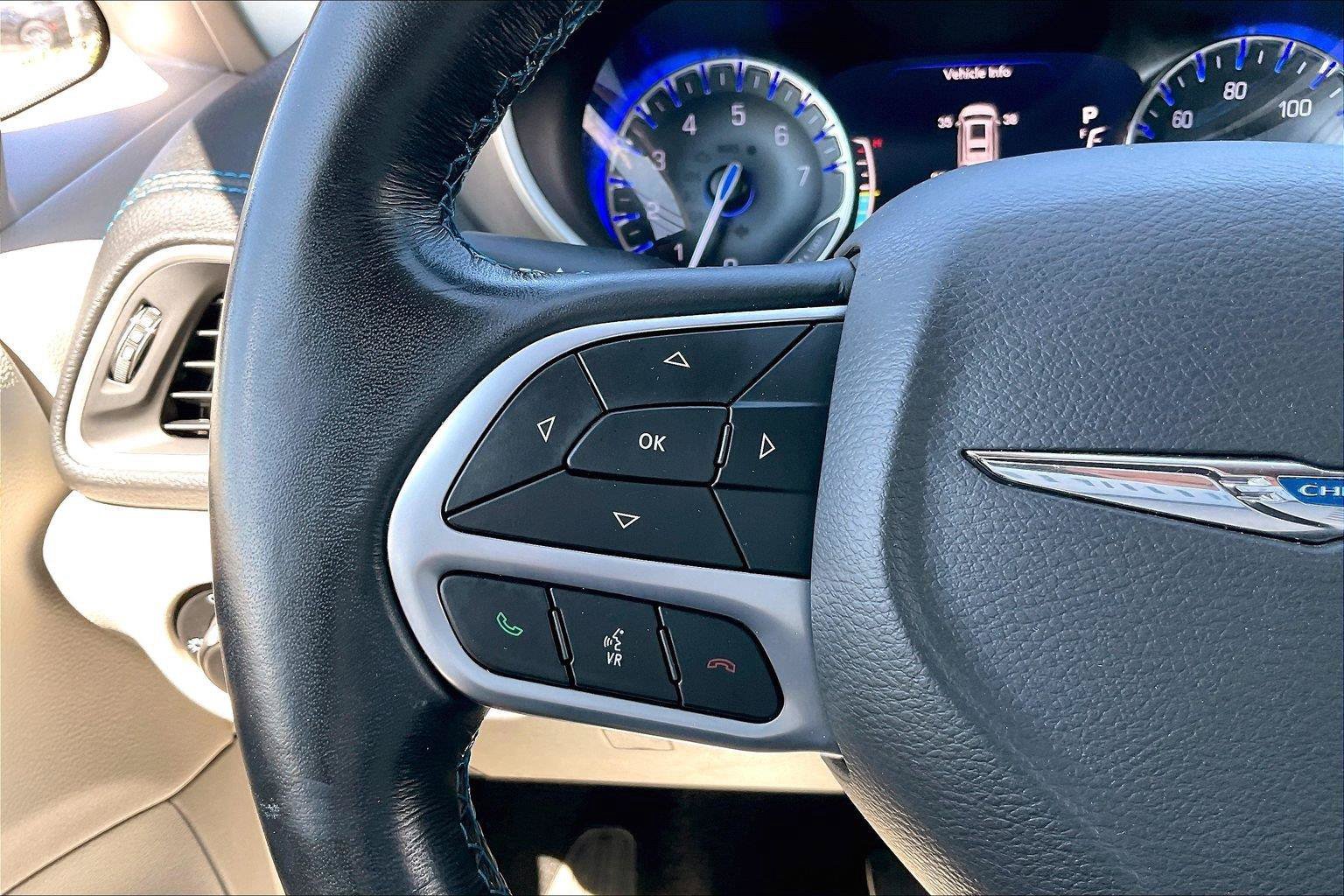 Used 2021 Chrysler Pacifica Touring w/ Cold Weather Group FWD image 17